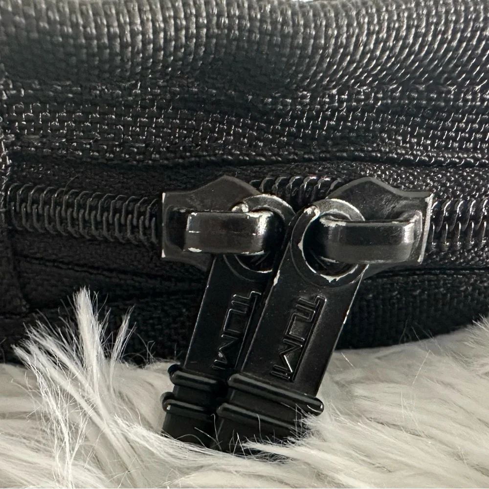 TUMI Black Nylon Messenger Briefcase Business‎ Bag
